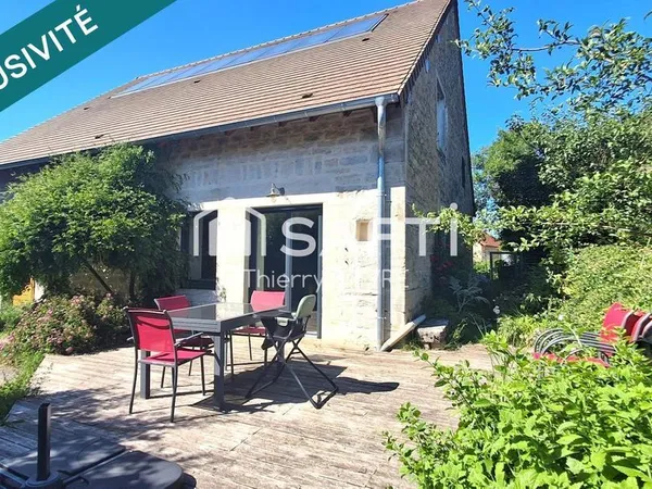 Maison pierre avec belles pièces de vie.