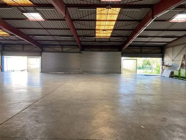 Local d'activité 1300 m²