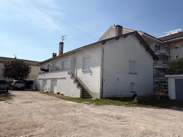 À Villeneuve-Sur-Lot, maison mitoyenne proche du centre vill