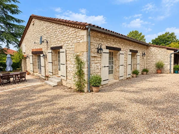 Ancienne ferme transformée en maison familiale avec piscine, terrasse, garage et jardin.
