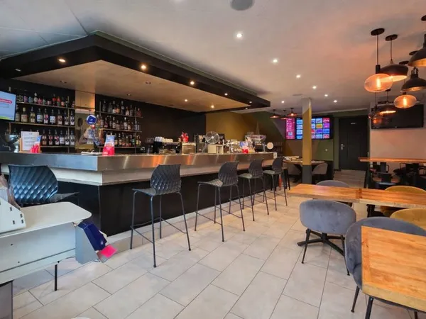 Murs commerciaux + Appartement T3 pour 132 m²