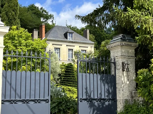 MAGNIFIQUE MAISON DE MAÎTRE TOURANGELLE DE 180 m2 + SA MAIS