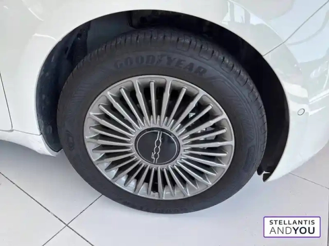Fiat 500 3+1 e 95 ch — photo 11