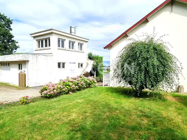 Maison Quintin centre, de plain-pied 3 chambres sur sous sol, 2 garages, atelier et jardin environ 1