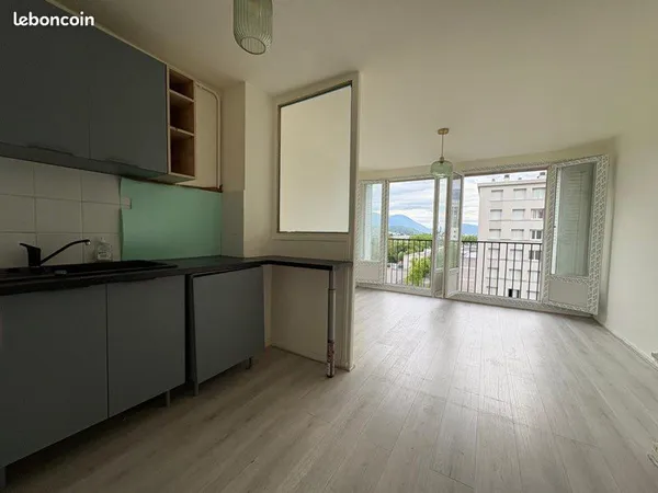 Studio rénové de 28 m² avec balcon et vue montagne