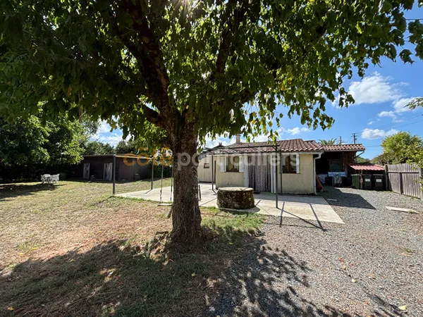 Ensemble immobilier deux petites maisons de vacances sur un terrain arboré d'environ 1400 m2.