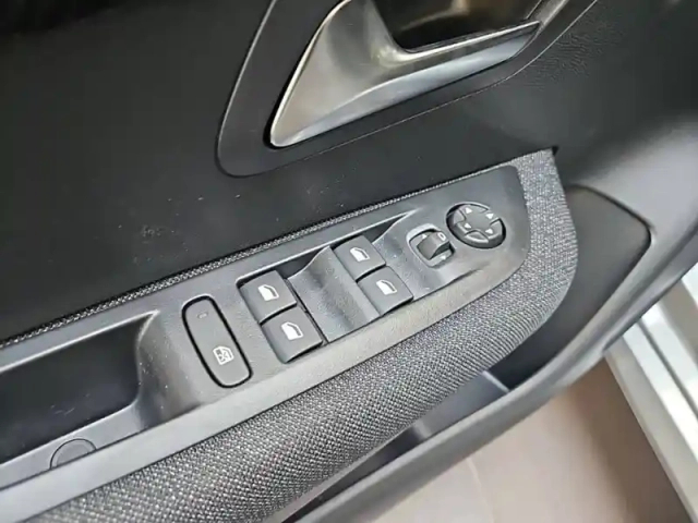 Peugeot 208 turbo 100 ch bvm6 — photo 36