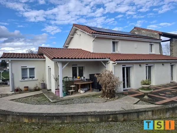 Prox SAINT GAUDENS; maison ancienne rénovée plus un T2 indépendant sur un terrain de 2933 m².