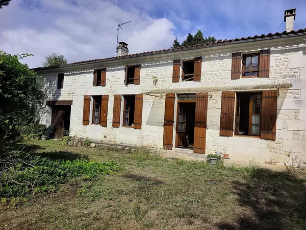 Maison charentaise 153 m² - chai 90 m² - 3,47 ha - hangar
