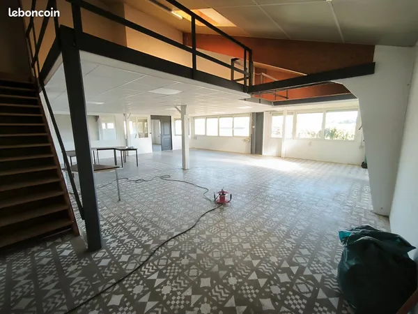 Local 600 m² divisible en deux
