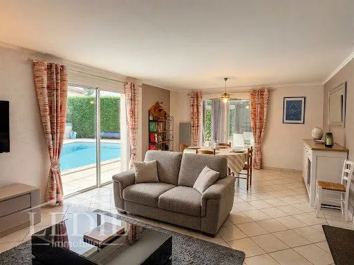Maison de plain-pied - 4 chambres - Piscine - Terrain 883 m²
