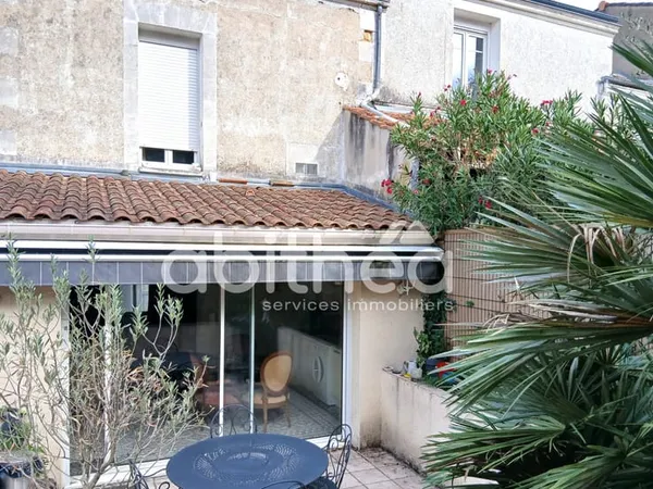 ANGOULEME Maison de ville de 100 m2 avec terrasse et un peti