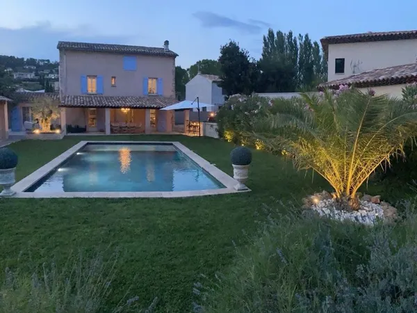 Elégante bastide rénovée au pied du village