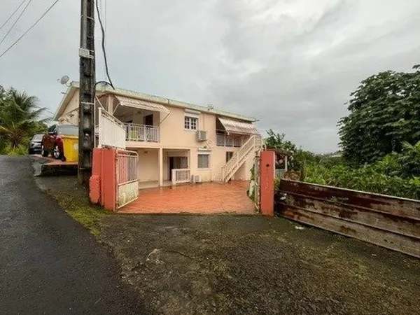 Un bien rare offrant 3 logements indépendants et un véritable potentiel locatif.