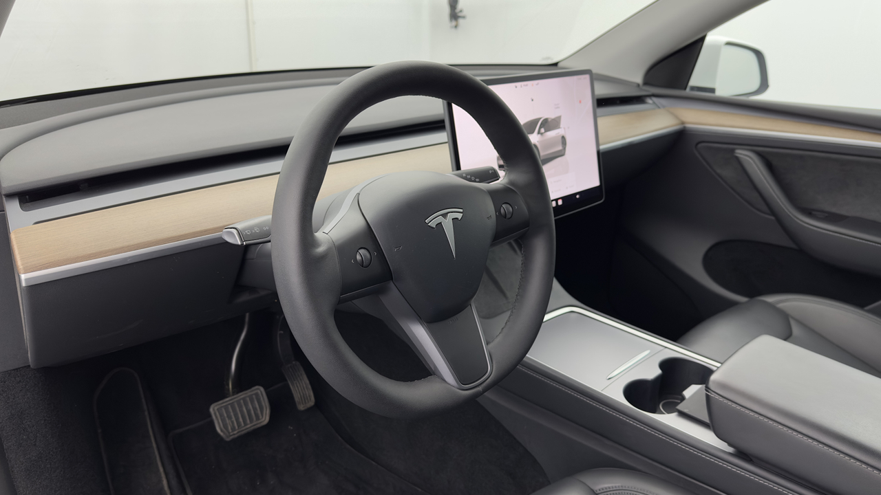 Tesla MODEL Y Standard RWD — photo 12