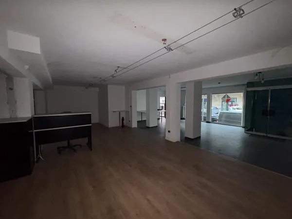 Local commercial - 97 m² - Charges inclus !!