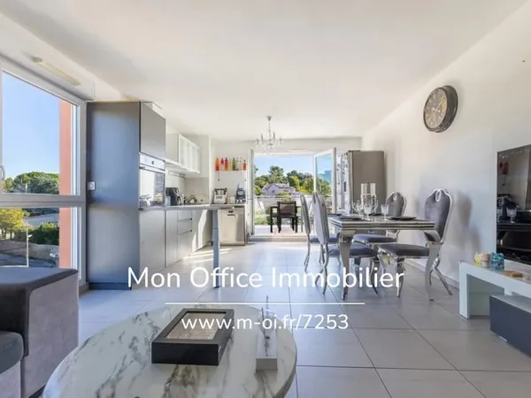 Référence : 7253-MCO - Dernier étage Appartement 3 pièces terrasse et place de parking privative en 