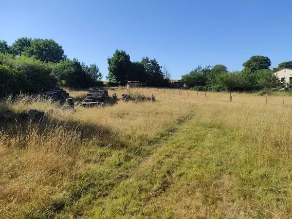terrain constructible de 2247 m² à Vouvant (85)