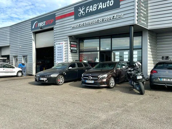 Local d'activité / commercial de 296 m² avec 10 places de parking - zone de la vigie à ostwald