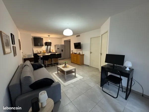 Location meublée d'un T2 tout équipé avec place de stationnement privative. Bail étudiant (9 mois) o