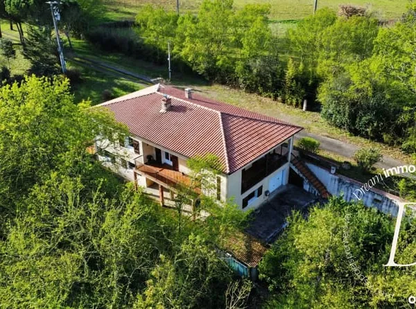 À PROXIMITÉ DE VIC-FEZENSAC - SPACIEUSE MAISON FAMILIALE, LU