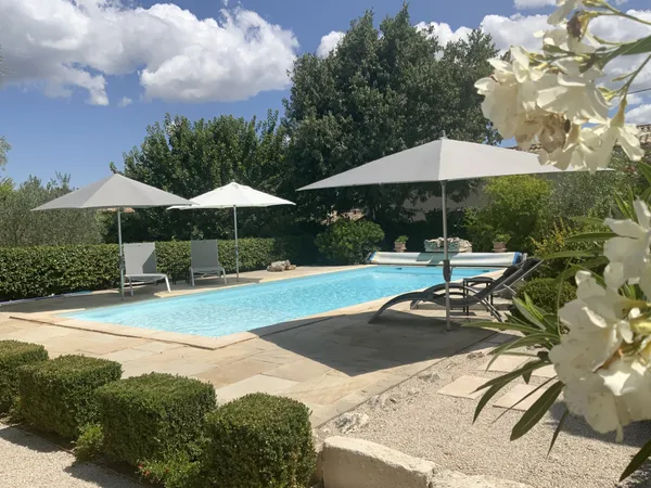 A 4 km d' Uzès, villa au calme avec piscine.