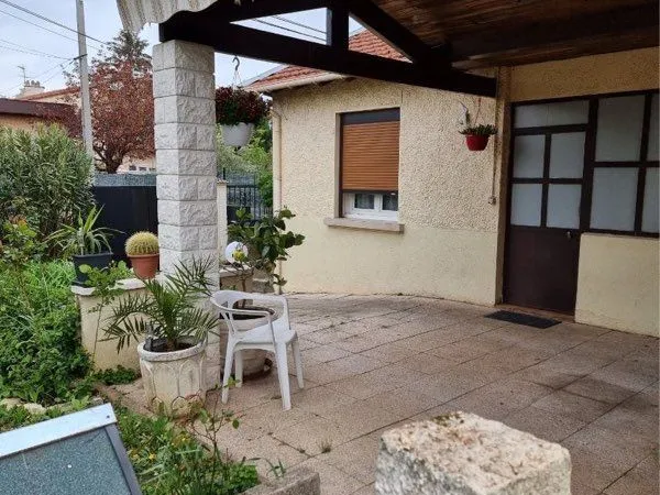 Maison 4 pièces de 64 m² avec jardin, garage et cave - Saint-Fons (69190)