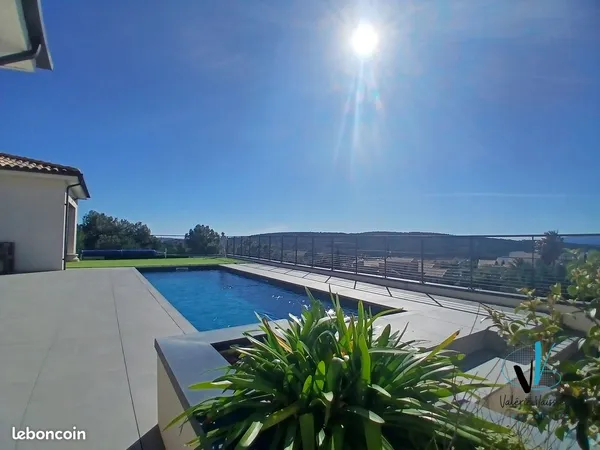 Narbonne superbe villa récente plain pied avec piscine et sous sol