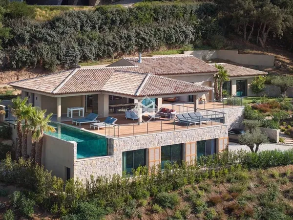 Villa 7 pièces 383 m²