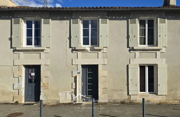 LUSIGNAN - Ensemble immobilier de 2 logements avec jardinets