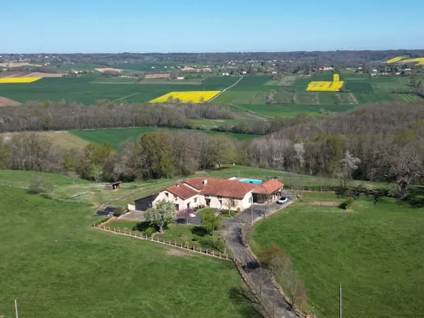 2 maisons entièrement rénovées avec vues imprenables, 22 hect