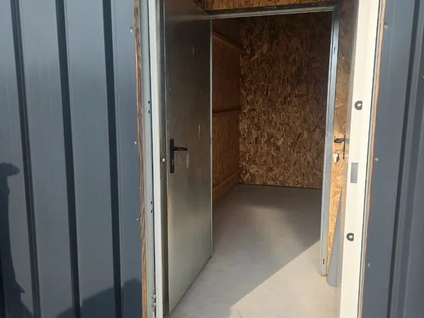 Box garage cave