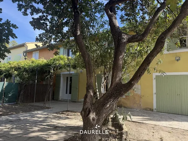 TARASCON, Mas mitoyen avec 3 chambres jardin et garage