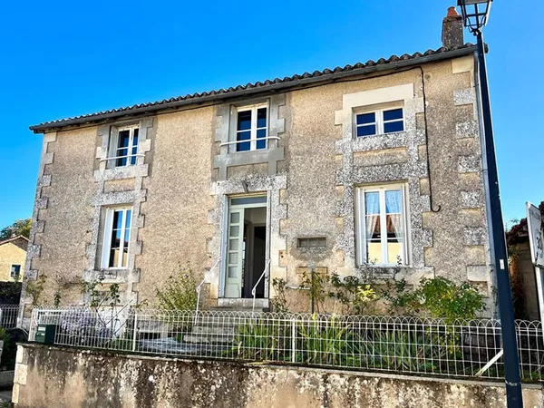Maison en pierre avec deux chambres,