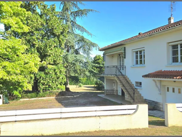 Grande maison de campagne et dépendance proche toutes commodités