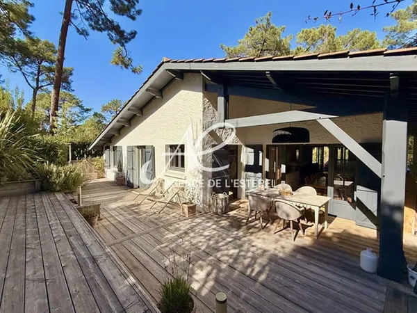 Piraillan: deux villas dans un écrin boisé