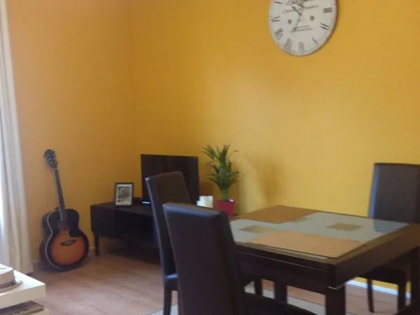1 chambre meublée dans de 3 garçons avec pièce de vie