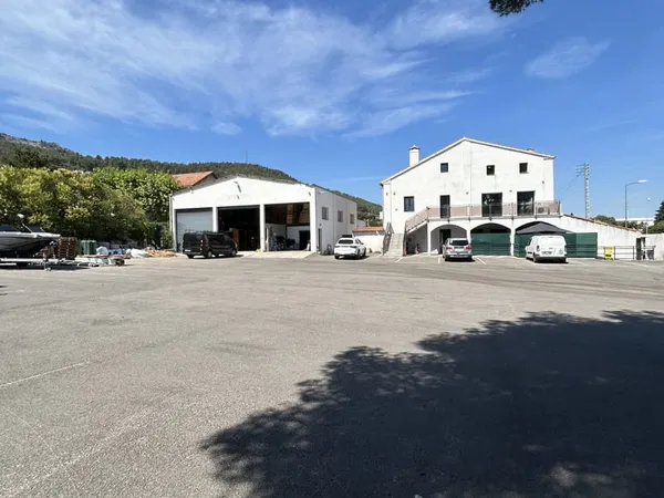 Location de 250m2 de bureaux, 300 m2 de hangar et 2500m2 de