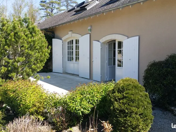 Maison face au plan d'eau