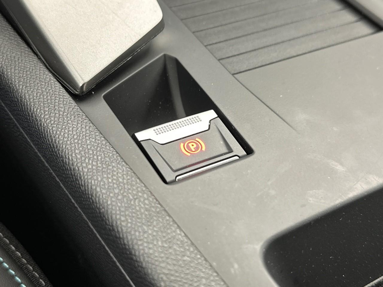 Peugeot 308 hybrid 145 e-dcs6 allure — photo 32