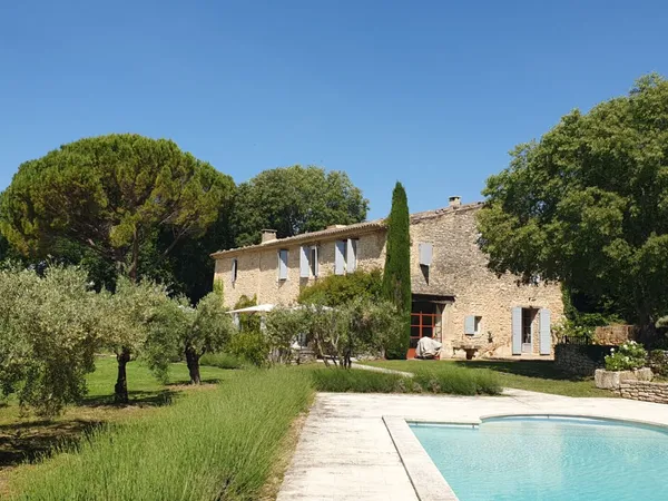 Mas en pierres à vendre en Luberon avec piscine et vue
