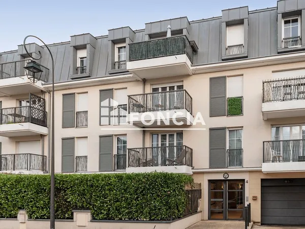 Duplex totalement meuble en dernier etage ouvrant sur une terrasse et deux balcons