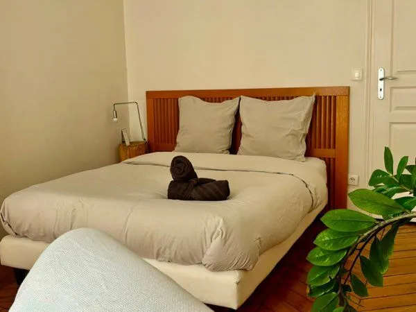 Chambre lumineuse avec balcon dans appartement haussmannien à Paris 75010 from 1 to 21 aoüt