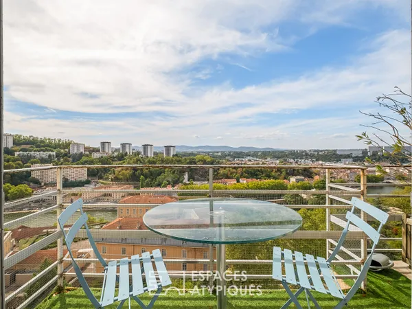 Appartement rénové par architecte avec balcons et vue dégagée