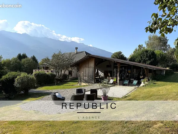 Maison 8 pièces 230 m²