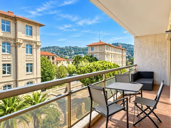 Cannes-Anglais : grand 2 pièces 48 m2 , vue dégagée, avec terrasse, parking et cave