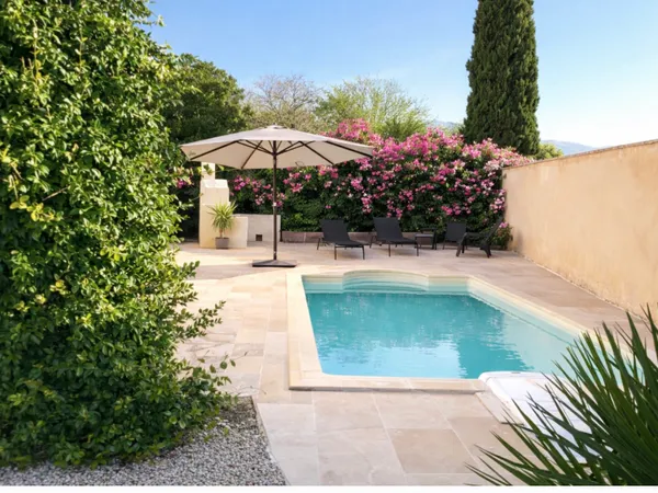 Vends maison tout confort avec deux logements et piscine