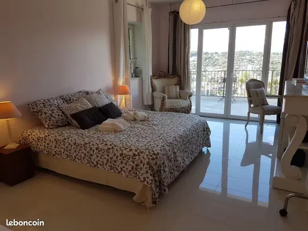 Chambres meublées dans villa à Super Cannes