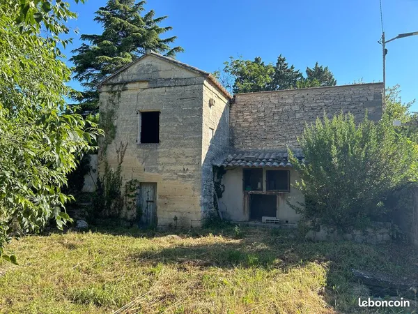 Bâtiment en pierre sur terrain clos Uzès Centre