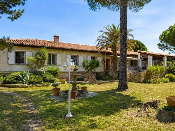 MAISON DE VILLE AVEC TERRAIN GARAGES & APPARTEMENT INDEPENDANT